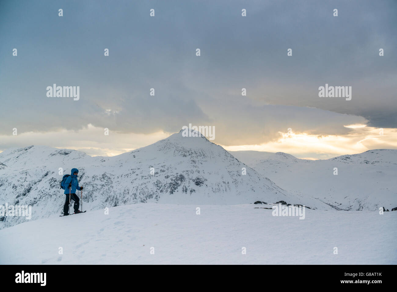 Escursioni con le racchette da neve su Kvaløya, Norvegia Foto Stock
