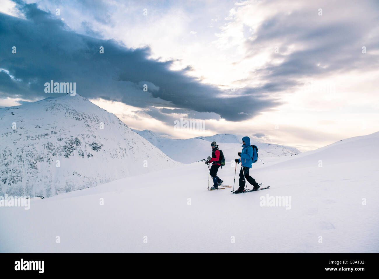 Escursioni con le racchette da neve su Kvaløya island, Norvegia Foto Stock