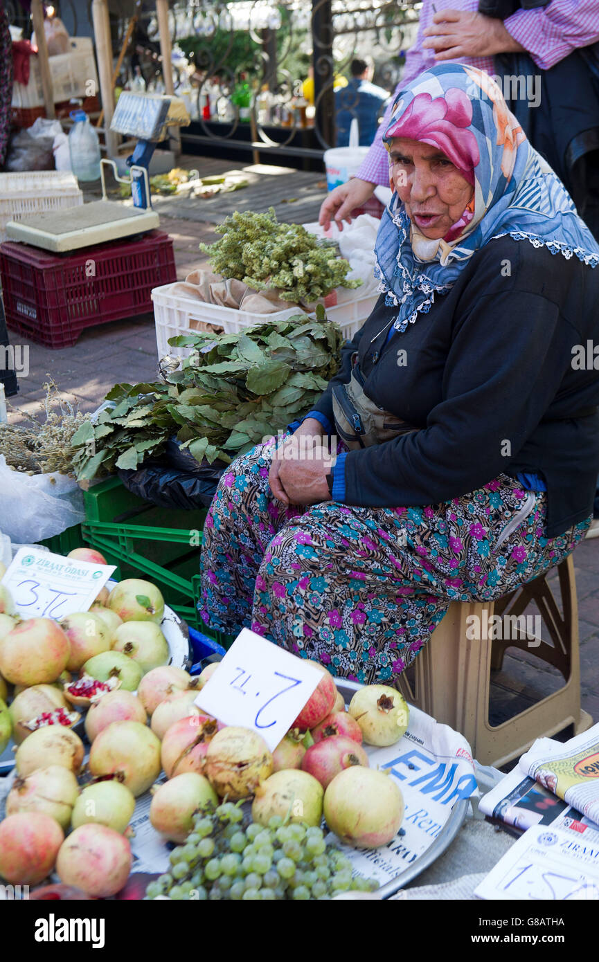 Turchia,mercato all'aperto in Alanya il venditore Foto Stock