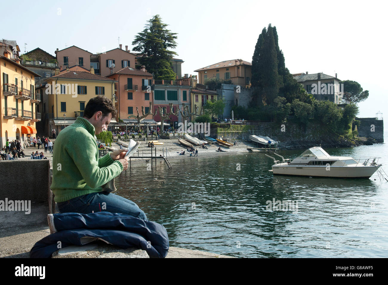 Europa, Italia, nella pittoresca cittadina di Varenna sul lago di Como, facilmente raggiungibili a piedi per le Alpi e il Monte Resegone. Foto Stock