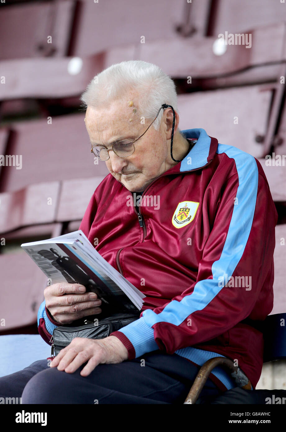 Calcio - Campionato Sky Bet - Burnley v Reading - Turf Moor. Un fan di Burnley negli stand legge il programma della partita Foto Stock
