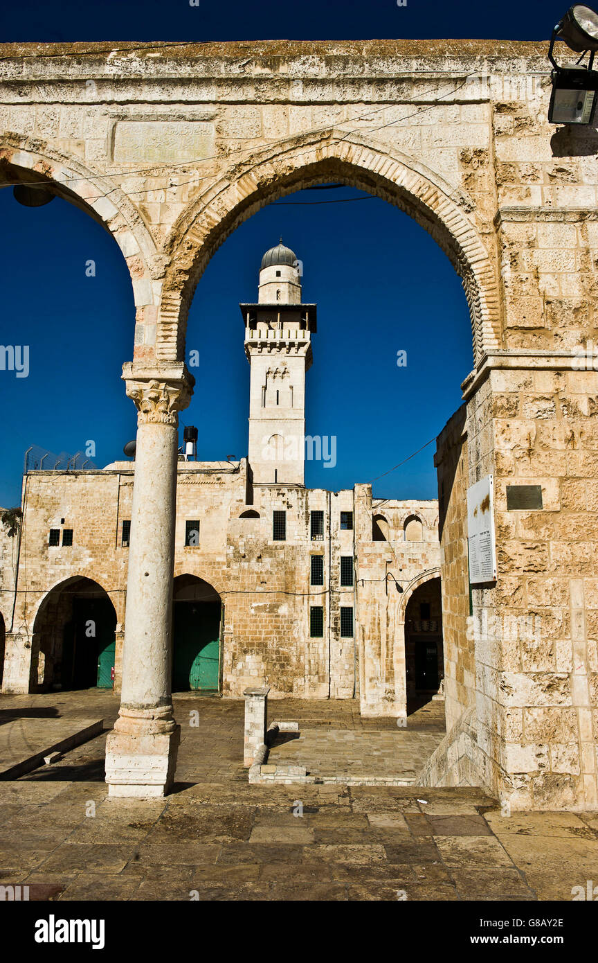 Il dorato santuario islamico Haram Al Sharif o Cupola della Roccia Moschea, presso il monte del tempio nella città vecchia di Gerusalemme Est Israele Foto Stock