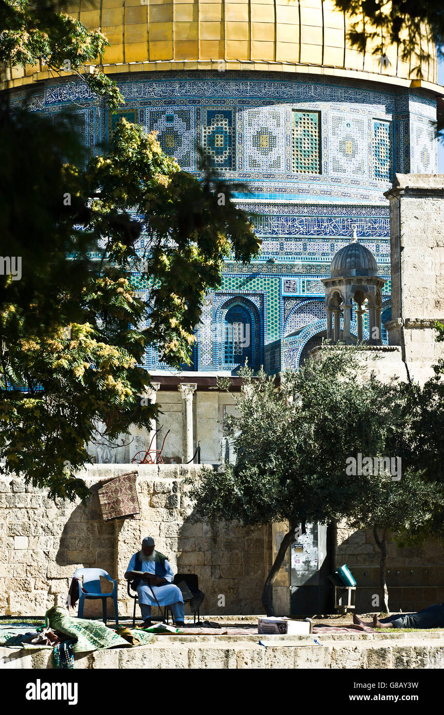 Il dorato santuario islamico Haram Al Sharif o Cupola della Roccia Moschea, presso il monte del tempio nella città vecchia di Gerusalemme Est Israele Foto Stock