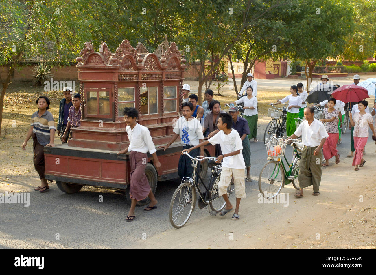 Asia, Myanmar, i templi di Bagan, Myanmar (Birmania) funerale di una donna Foto Stock