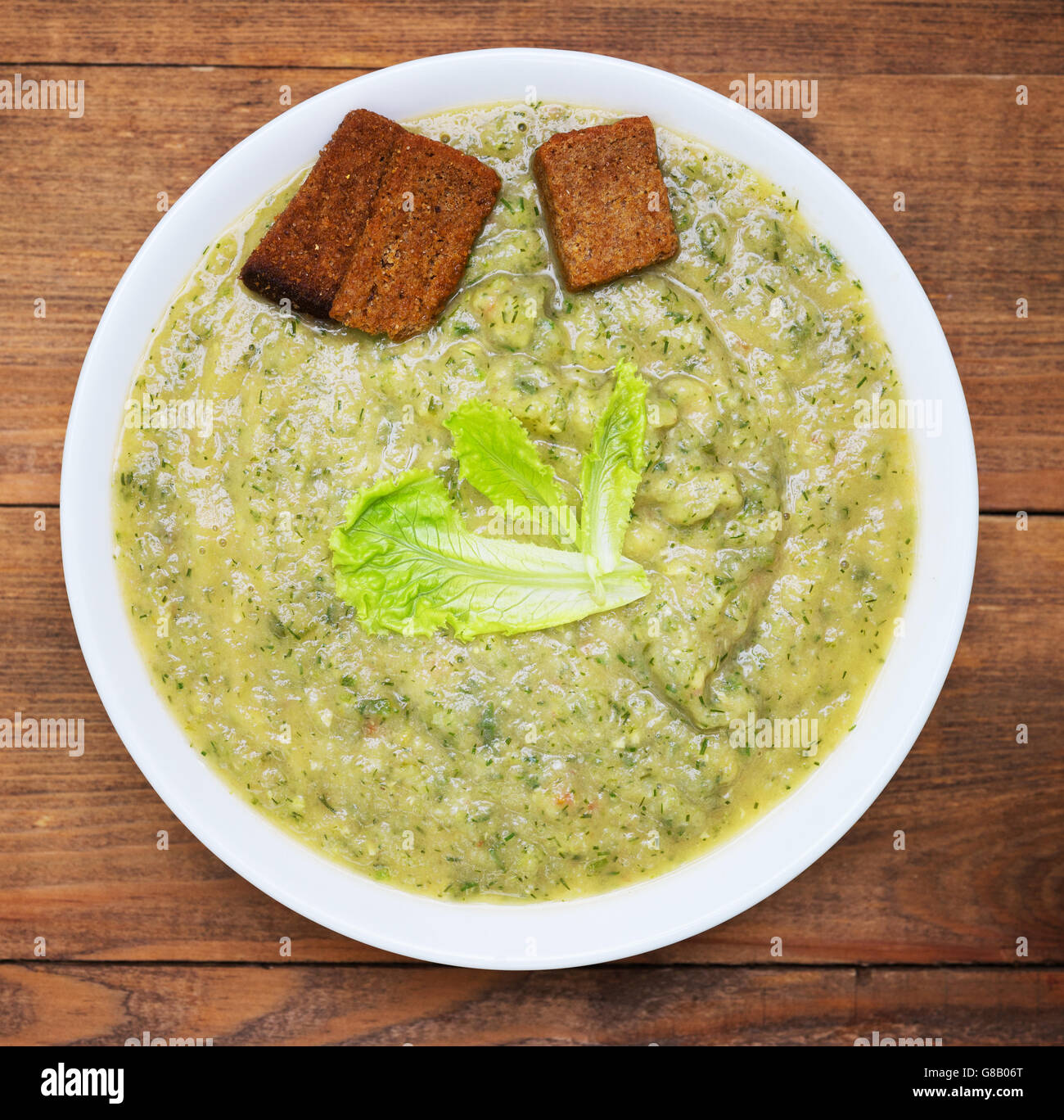 Piatto di zuppa di verdure sul tavolo di legno, vista dall'alto Foto Stock