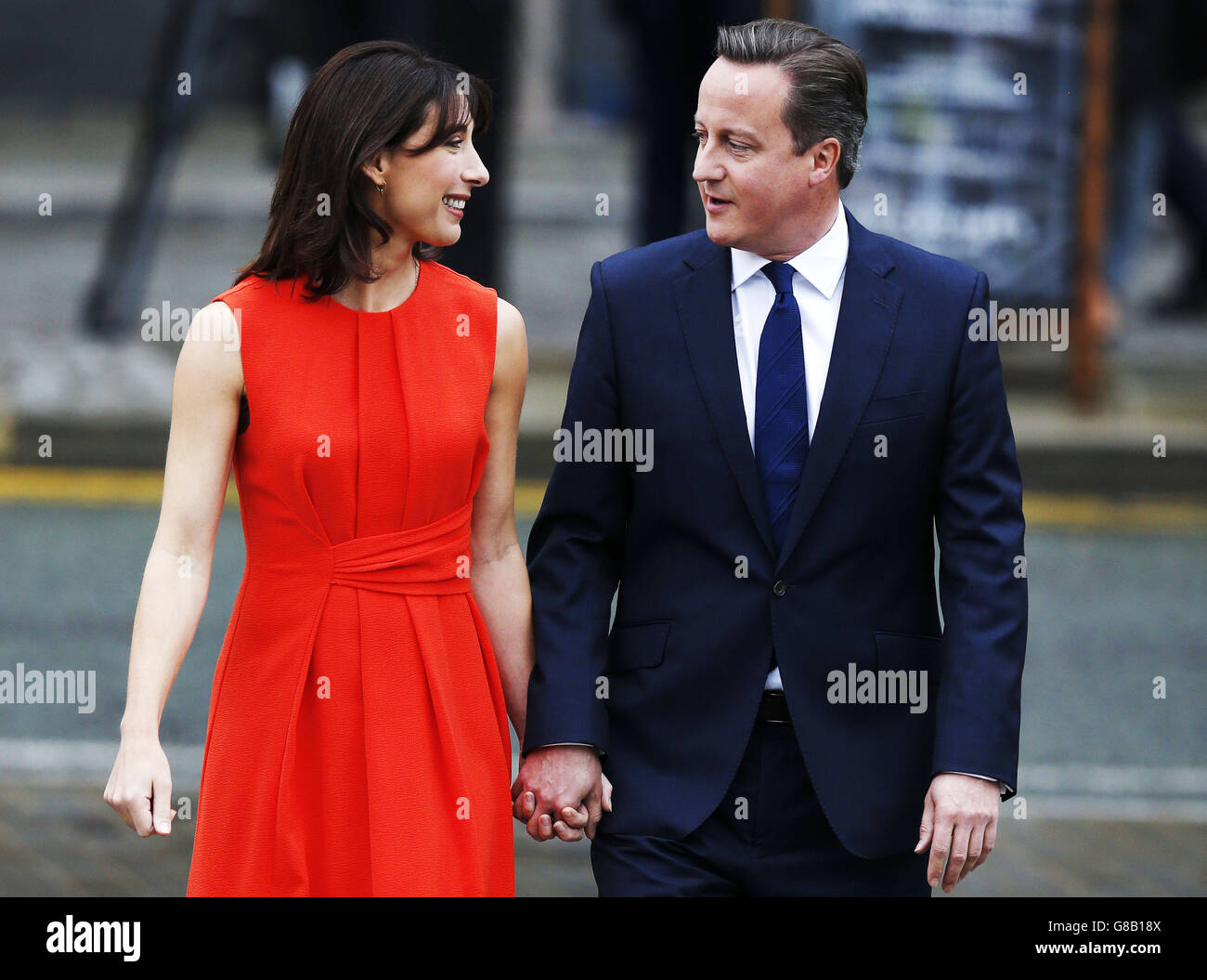 Il primo ministro David Cameron e sua moglie Samantha arrivano per la conferenza del Partito conservatore a Manchester Central. Foto Stock