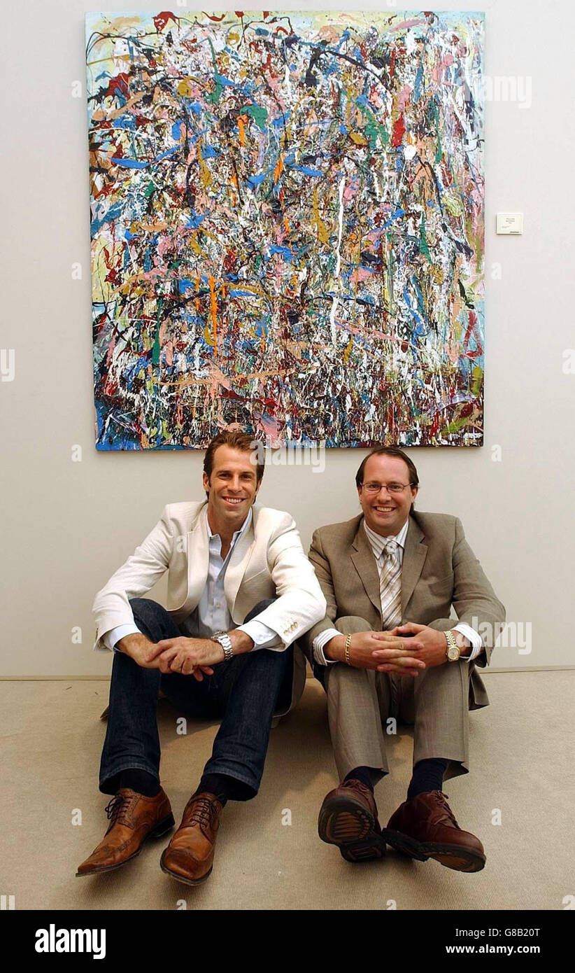 Il tennista Greg Rusedski (a sinistra) e il fratello dell'artista Will Rusedski stanno di fronte a uno dei dipinti di Will intitolato "Fete" alla fiera artistica di Londra. Foto Stock