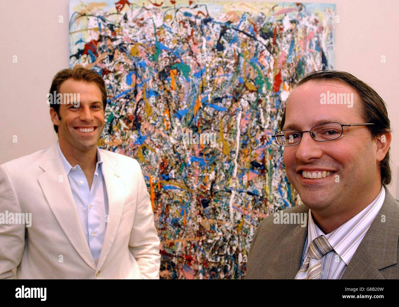 Il tennista Greg Rusedski (a sinistra) e il fratello dell'artista Will Rusedski stanno di fronte a uno dei dipinti di Will intitolato "Fete" alla fiera artistica di Londra. Foto Stock