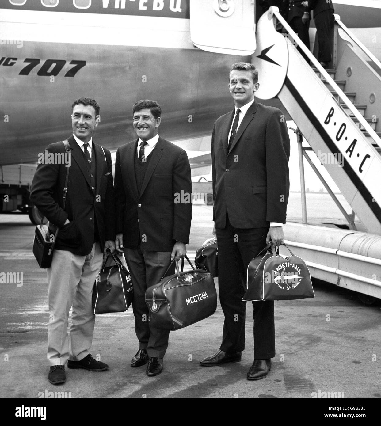 Cricketers MCC (l-r) Fred Titmus, Ken Barrington e David Latter all'aeroporto di Londra dopo il ritorno dall'Australia. MCC ha disegnato la serie in Australia, e l'Australia ha mantenuto gli Ashes. Foto Stock