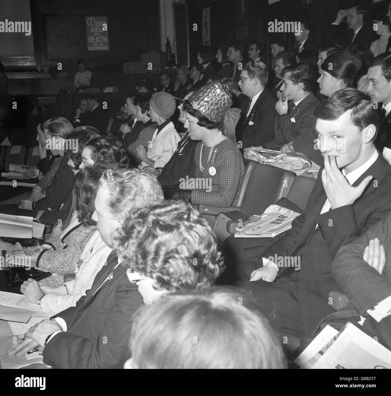 Un cappello di paglia a forma di alveare spicca in questa foto scattata alla Friends' Meeting House di Londra durante la Sesta Conferenza annuale dei giovani conservatori. Foto Stock