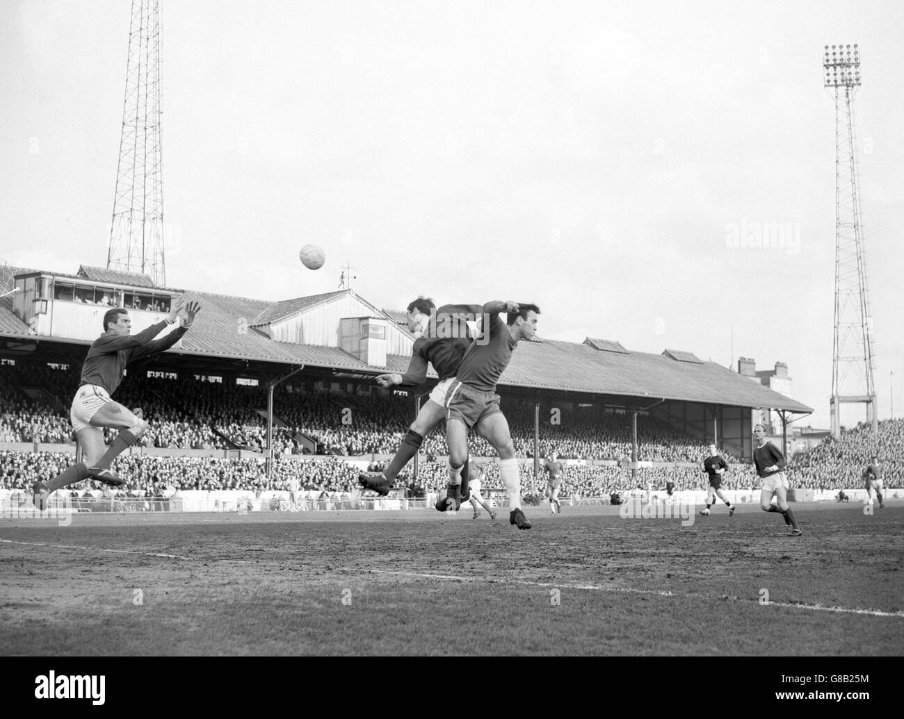 Il portiere dell'Arsenal Furnell (a sinistra) salta fuori per difendere il suo obiettivo contro i ponti esterni-destri del Chelsea, ma l'Arsenal all'interno-sinistra Corte riesce a 'testa' la palla fuori pericolo durante il derby locale partita a Stamford Bridge, Londra. Foto Stock