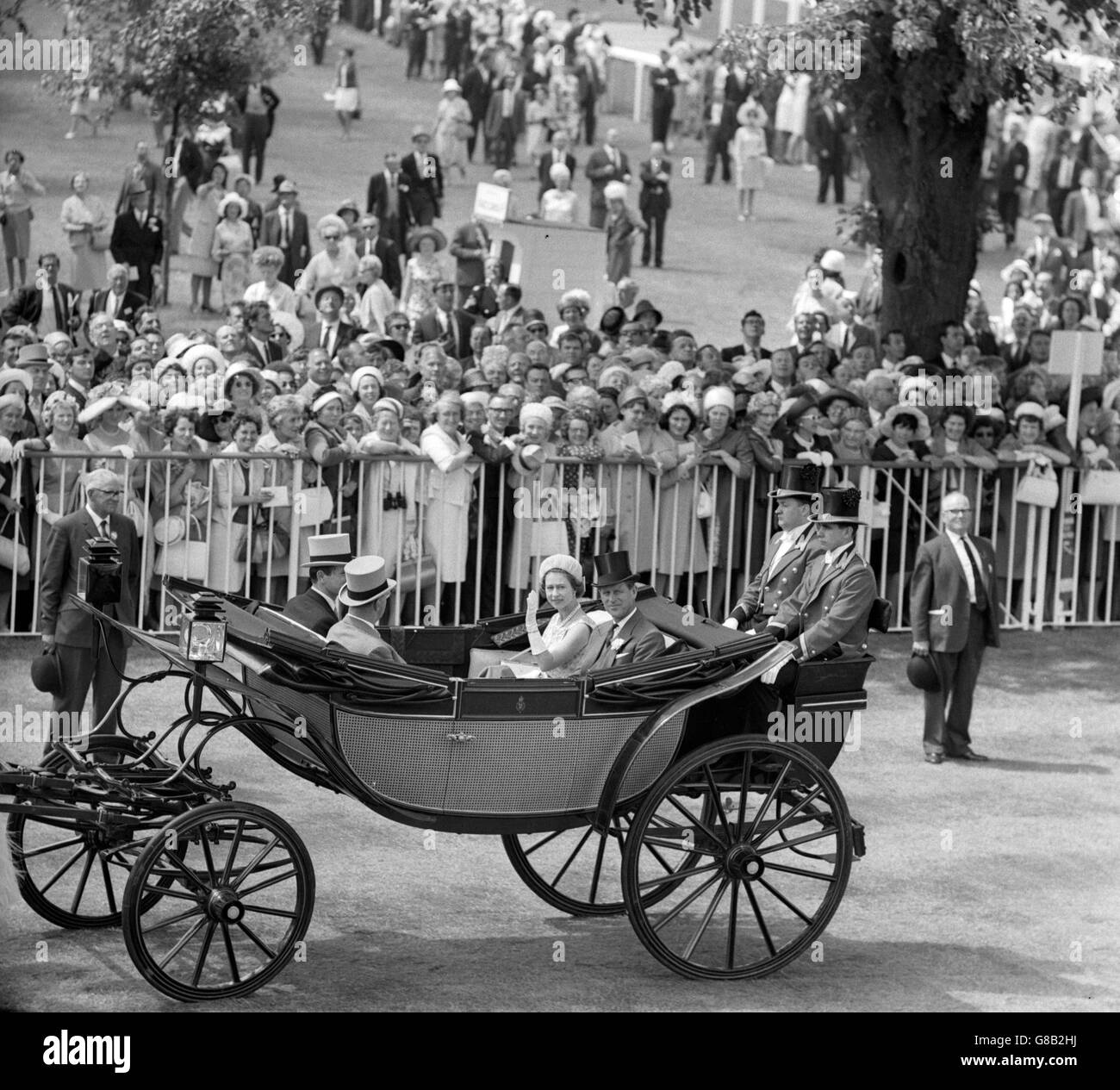 La regina Elisabetta II e il principe Filippo il duca di Edimburgo in carrozza aperta durante il secondo giorno della riunione della regata di ascot reale. Foto Stock