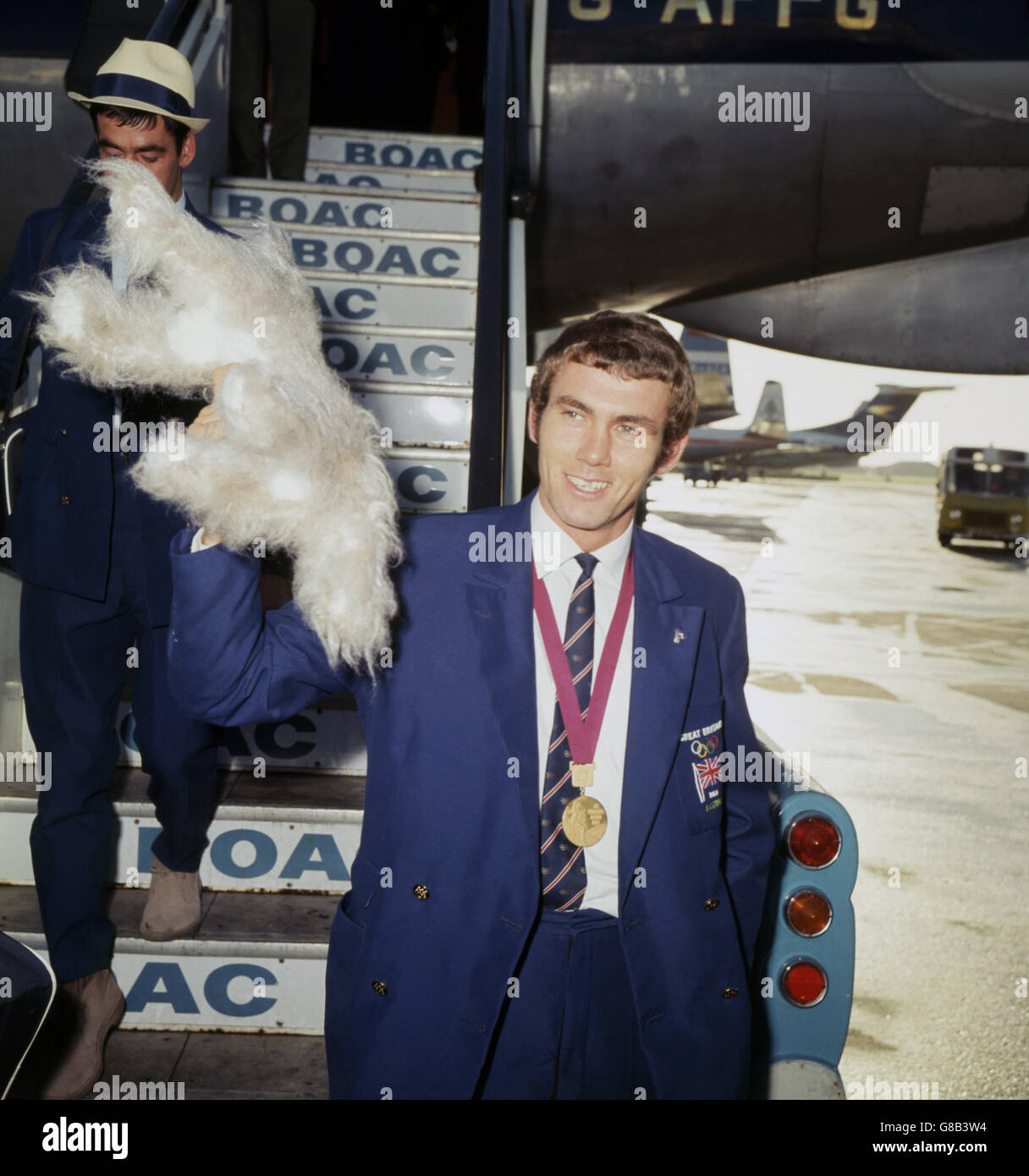Il pugile vincitore della medaglia d'oro olimpica della Gran Bretagna Chris Finnigan arriva all'aeroporto di Heathrow dai Giochi Olimpici di Città del Messico del 1968. Foto Stock