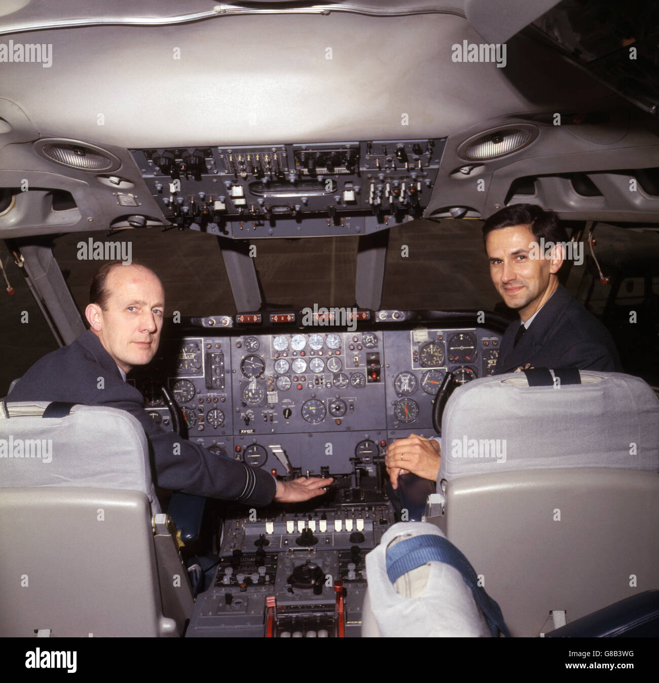 Musgrave di Hull, il Capitano, e A. J. Richards di Gravesend (r), copilota, sul ponte di volo della VC 10 del comando di supporto aereo RAF, che vi volò Regina alla sua visita di Stato sudamericano. Foto Stock