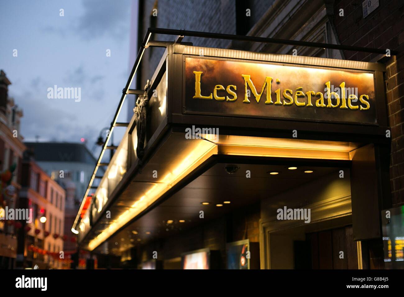 Una vista del Queen's Theatre, Londra, come Les Miserables 30 ° anniversario di gala spettacolo al teatro sarà di aiuto Save the Children. Foto Stock