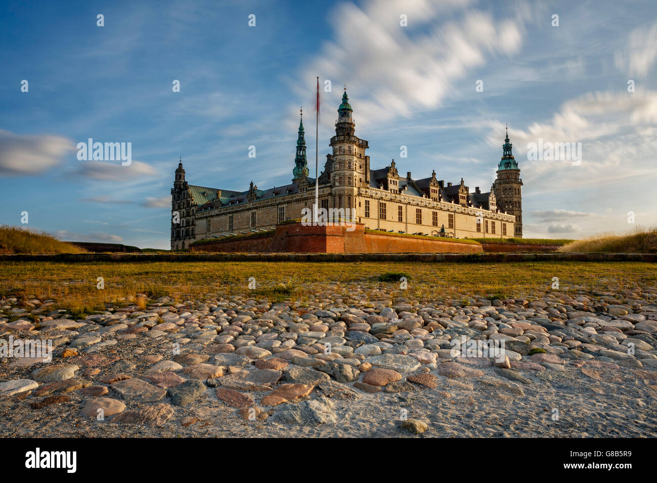 Il Castello di Kronborg a Helsingor, Danimarca visto al tramonto. Il castello è stato aggiunto al patrimonio mondiale UNESCO siti in elenco anno 2000 Foto Stock