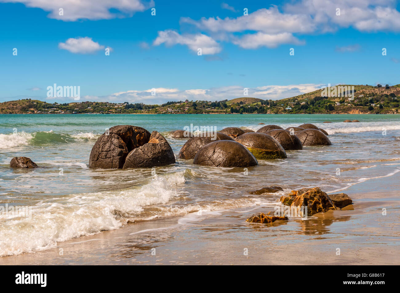 Insolitamente grande e sferica massi Moeraki giacenti lungo la spiaggia sulla costa Otago, Nuova Zelanda. Foto Stock
