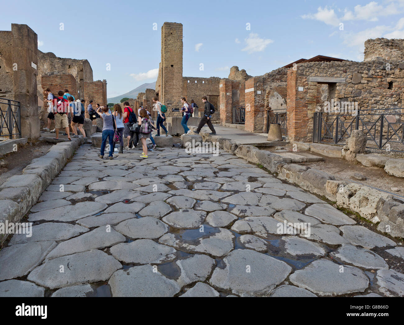 Antica strada, nel sito romano di Pompei, Campania, Italia. Pompei è un sito Patrimonio Mondiale dell'UNESCO. Foto Stock
