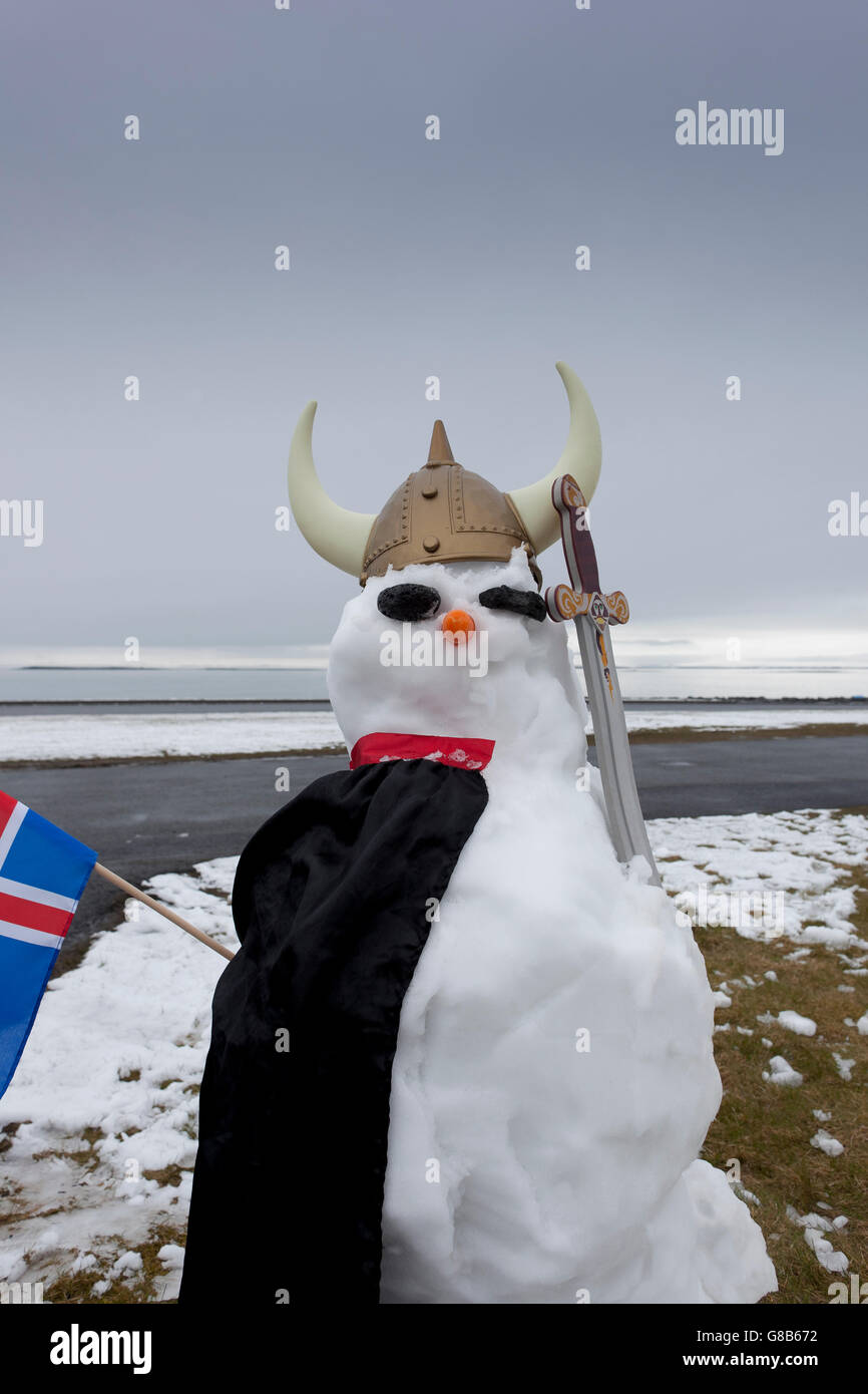 Pupazzo di neve vestito come un Vichingo con una bandiera islandese, Seltjarnarnes, Reykjavik, Islanda Foto Stock