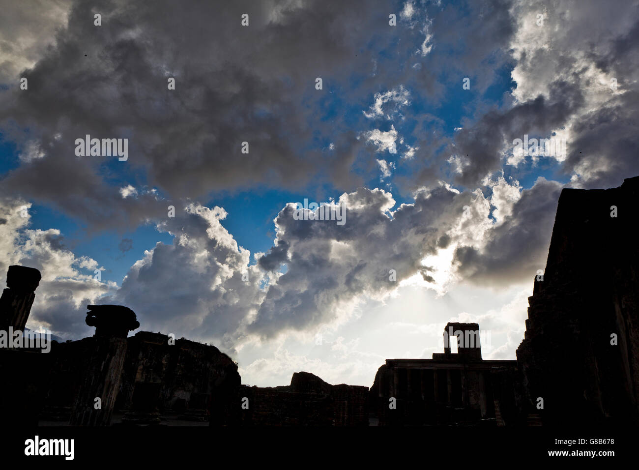 Silhouette di rovine di Pompei, Italia Foto Stock