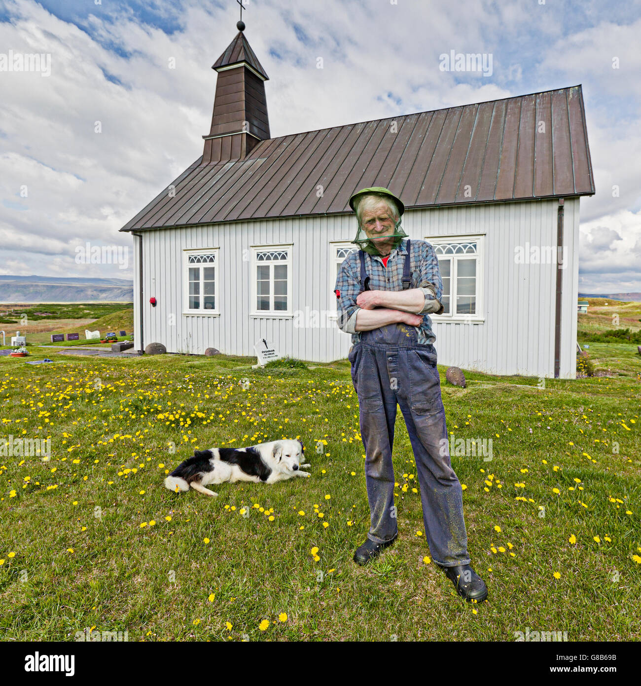 Ritratto di un uomo che indossa un capo net, Strandakirkja Chiesa, penisola di Reykjanes, Islanda Foto Stock