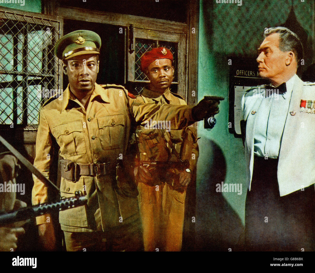 Pistole a Batasi, aka: Schüsse in Batasi, Großbritannien 1964, Regie: John Guillermin, Darsteller: Errol John (links), Jack Hawkins (rechts) Foto Stock