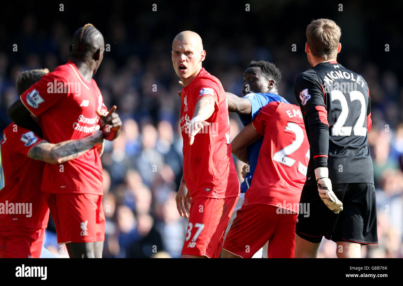 Calcio - Barclays Premier League - Everton / Liverpool - Goodison Park. Mamadou Sakho di Liverpool (a sinistra) e Romelu Lukaku di Everton vengono coinvolti in un'alternazione Foto Stock
