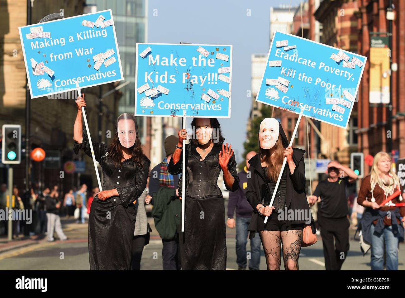 Gli attivisti durante una marcia anti-austerità prima dell’inizio della Conferenza del Partito conservatore a Manchester. Foto Stock