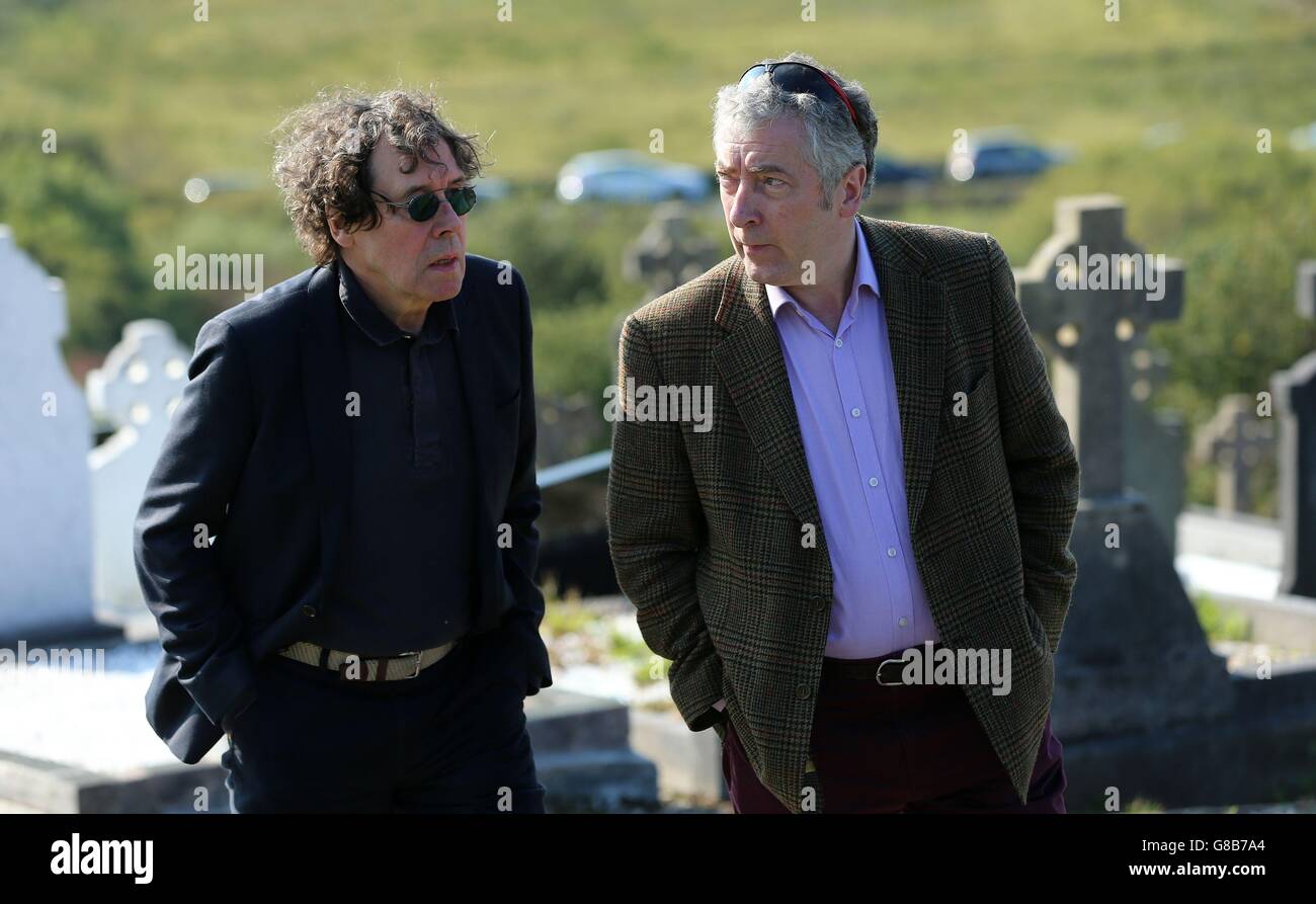 L'attore Stephen Rea (a sinistra) e il compositore Neil Martin, assistono al funerale del drammaturgo Brian Friel al Cimitero di Glenties in Co Donegal. Foto Stock