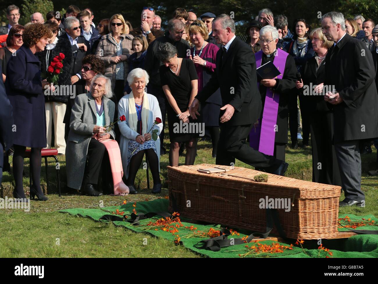 La vedova di Brian Friel Anne (seduta a destra), durante i funerali del drammaturgo irlandese al Cimitero di Glenties in Co Donegal. Foto Stock