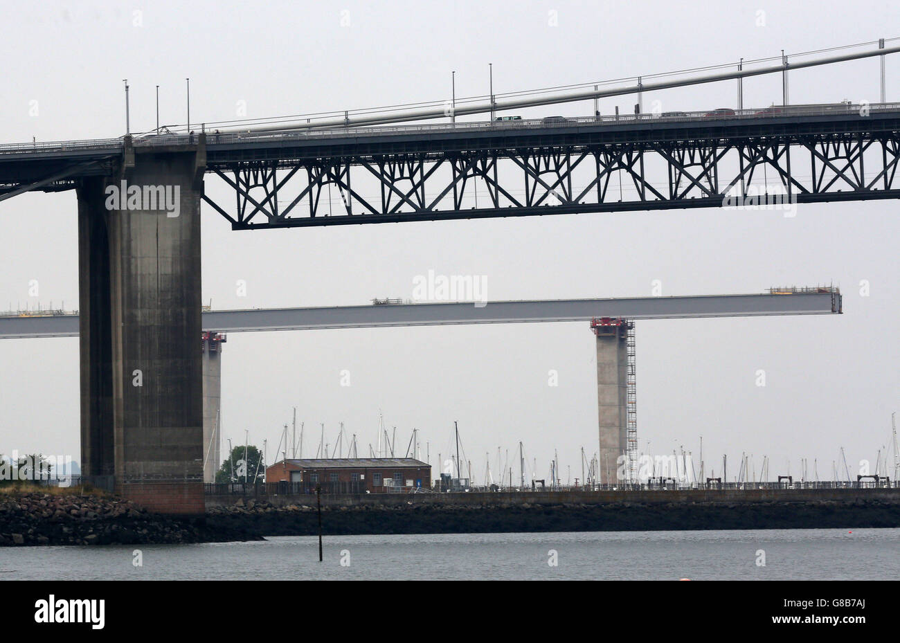 I lavori proseguono lungo il Queensferry Crossing, ponte stradale che viene costruito sul fiume Forth lungo l'esistente Forth Road Bridge, a South Queensferry, Edinburgh. Foto Stock