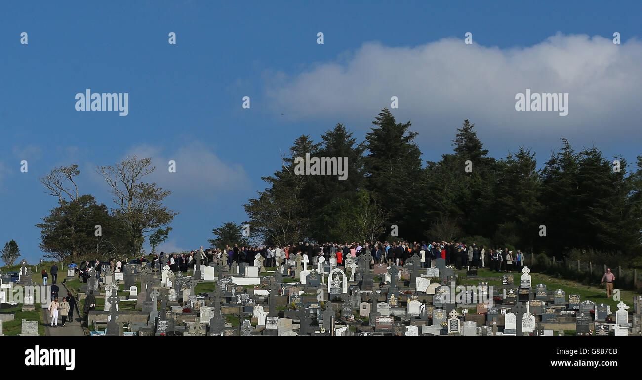 Il funerale del drammaturgo Brian Friel si svolge presso il cimitero di Glenties a Co Donegal. Foto Stock