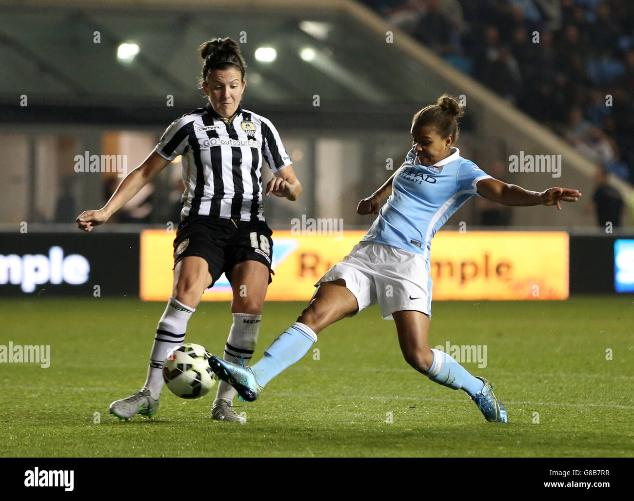 Nikita Parris di Manchester City Ladies (a destra) e la battaglia di Notts County Ladies' Leanne Chrichton per la palla durante la partita di Super League delle Donne all'Academy Stadium di Manchester. Foto Stock