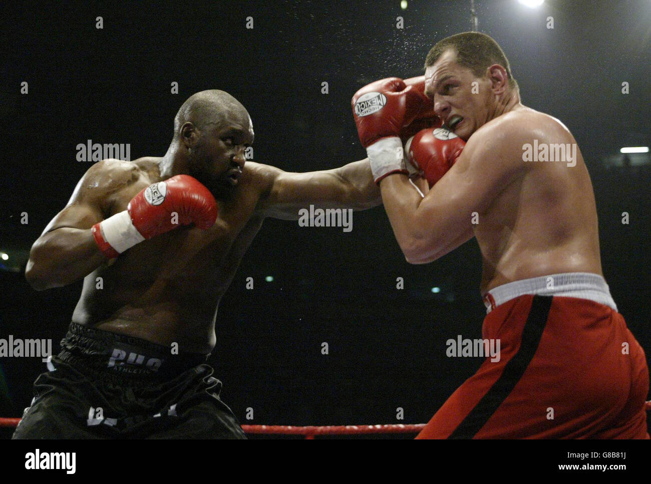 Danny Williams (L) atterra a sinistra contro Zoltan Petranyi sulla scheda undercard alla MEN Arena. Foto Stock