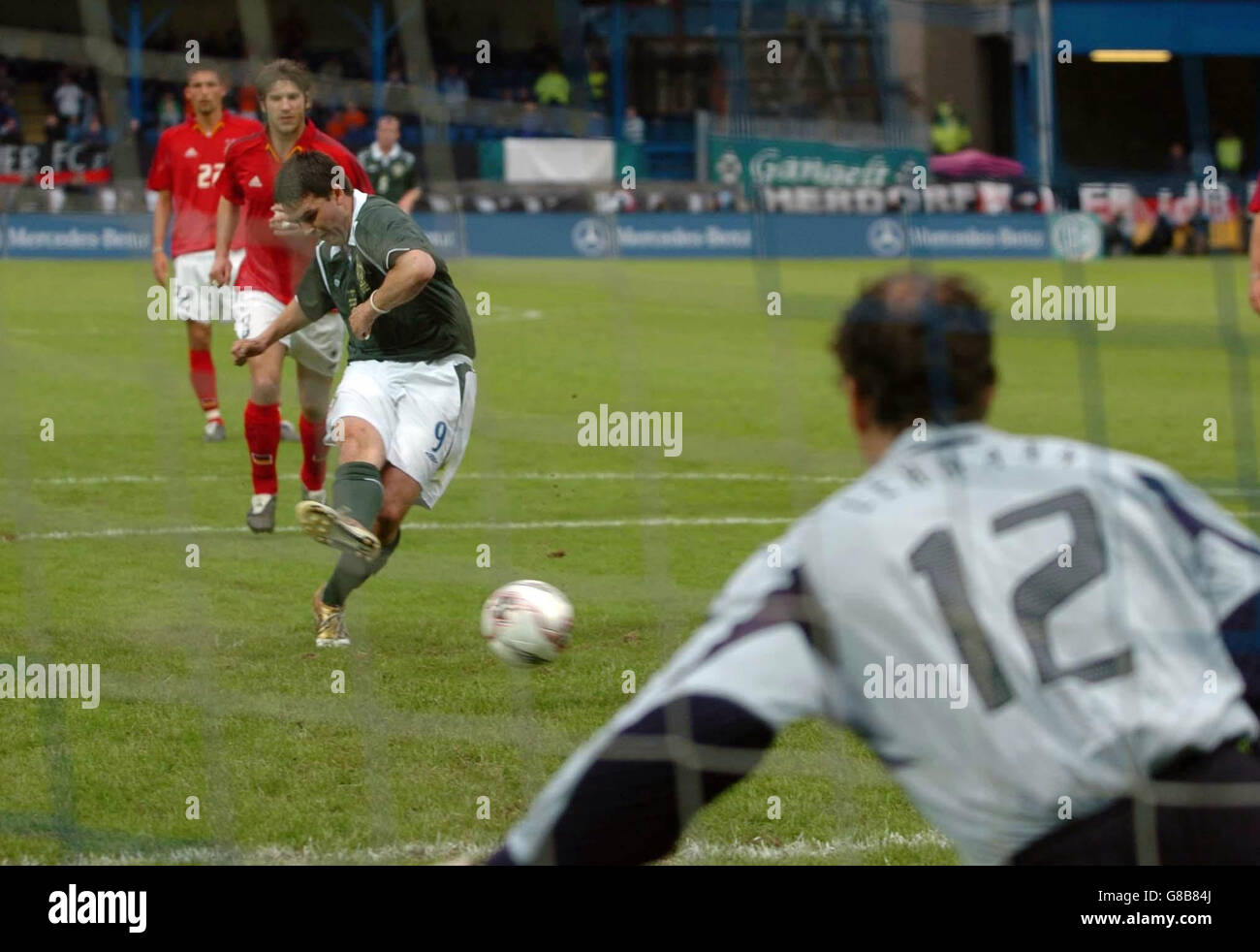 Calcio - Internazionale amichevole - Irlanda del Nord / Germania - Windsor Park. David Healy dell'Irlanda del Nord segna dal punto di pena inviando il portiere tedesco Jens Lehmann il modo sbagliato. Foto Stock