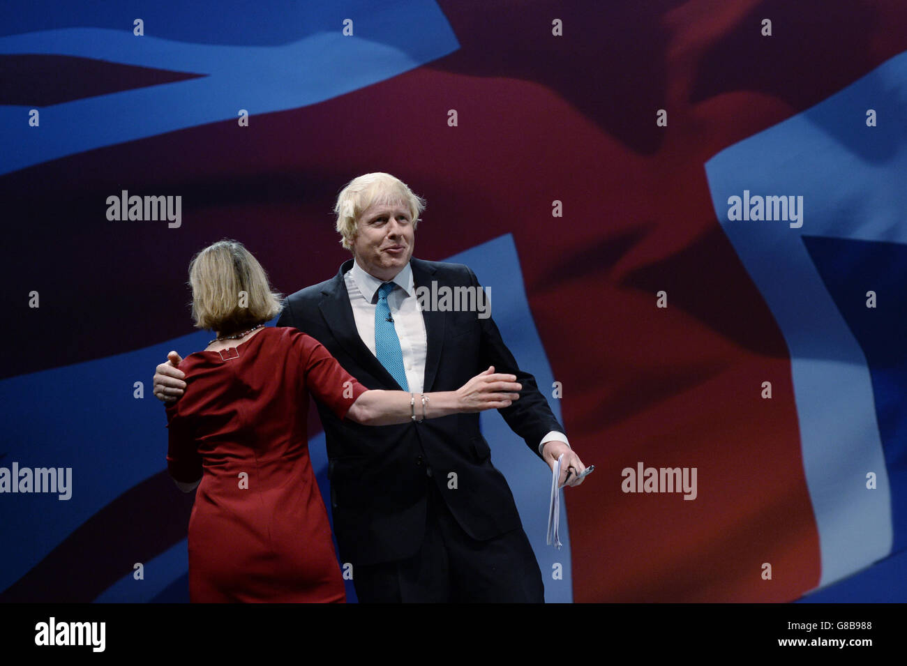 Boris Johnson, MP di Uxbridge, è stato presentato dalla MP di Twickenham Tania Mathias durante la conferenza del Partito conservatore a Manchester Central. Foto Stock