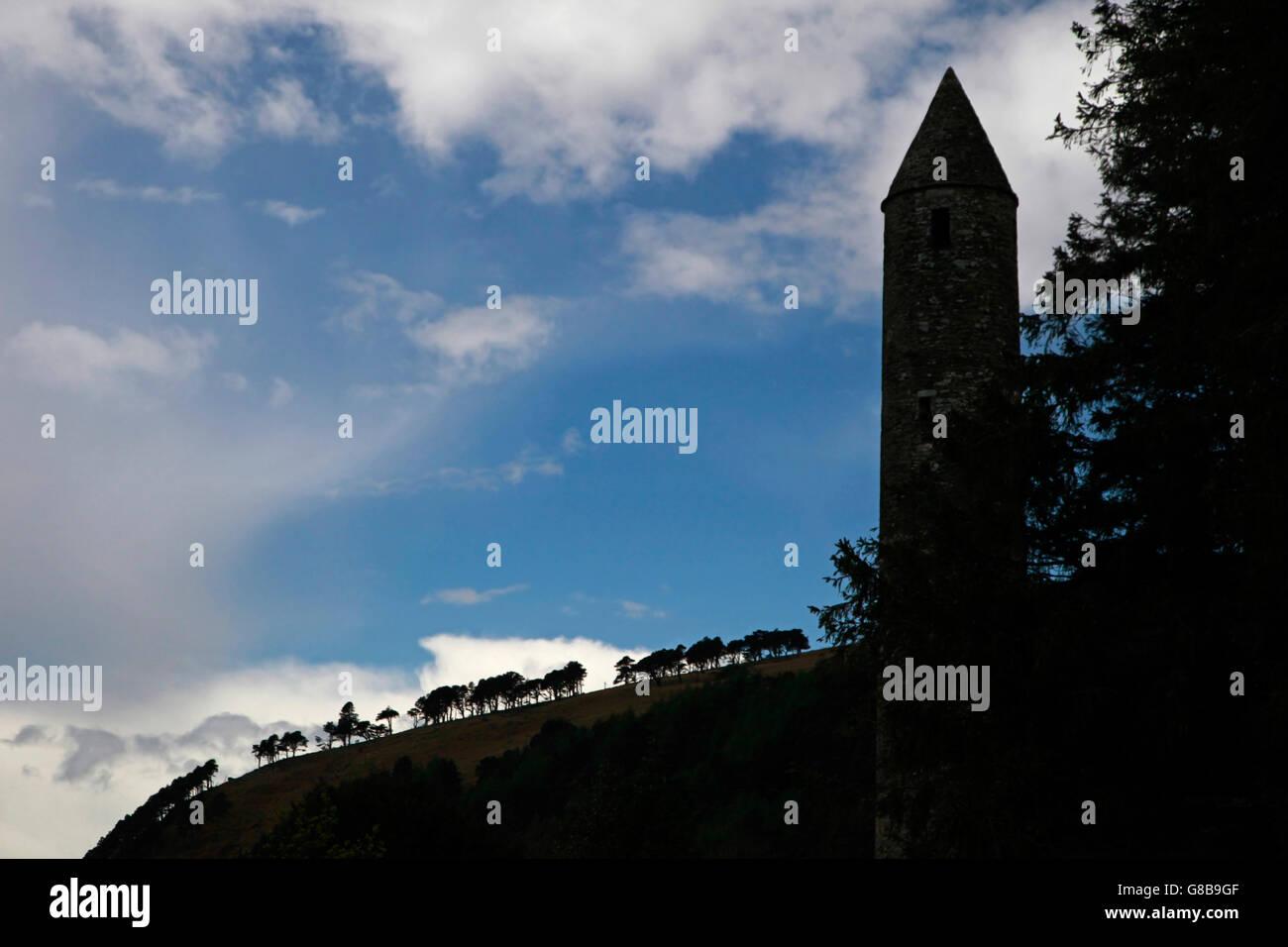 Torre rotonda a Glendalough Wicklow Irlanda visto nella luce della sera Foto Stock