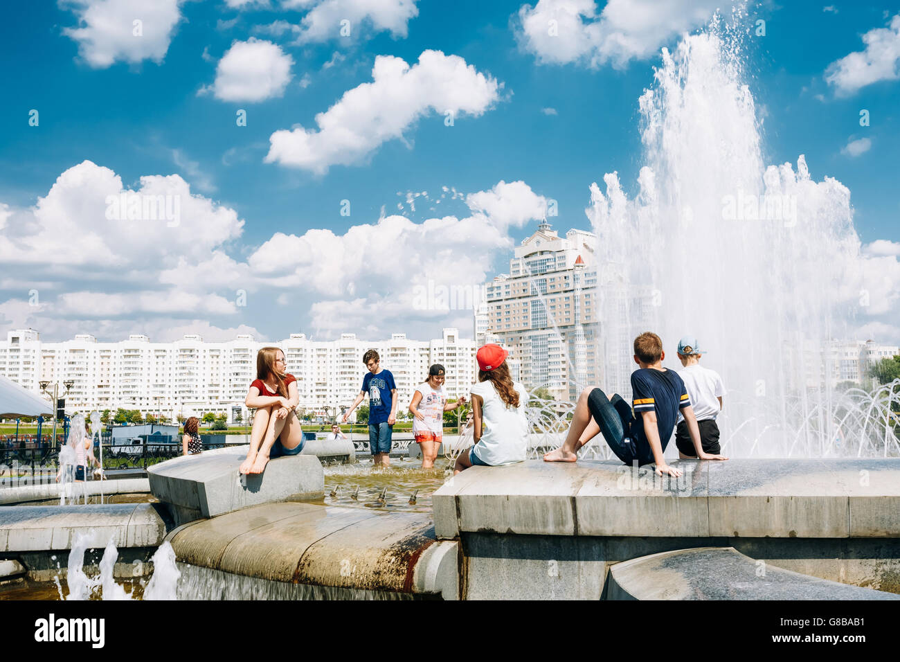 Minsk, Bielorussia - Giugno 2, 2015: Giovani Sit in appoggio vicino alla fontana nella calura estiva. Nemiga Ditrict a Minsk, Bielorussia Foto Stock