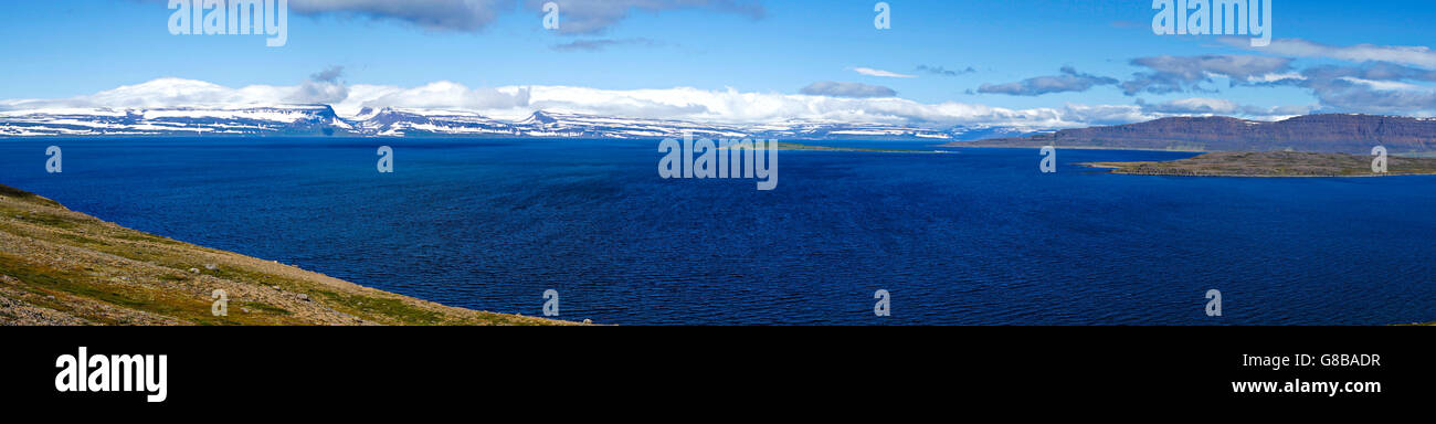 Vista panoramica attraverso Alftafjord, Sudavik, Westfjords, Islanda, l'Europa. Foto Stock