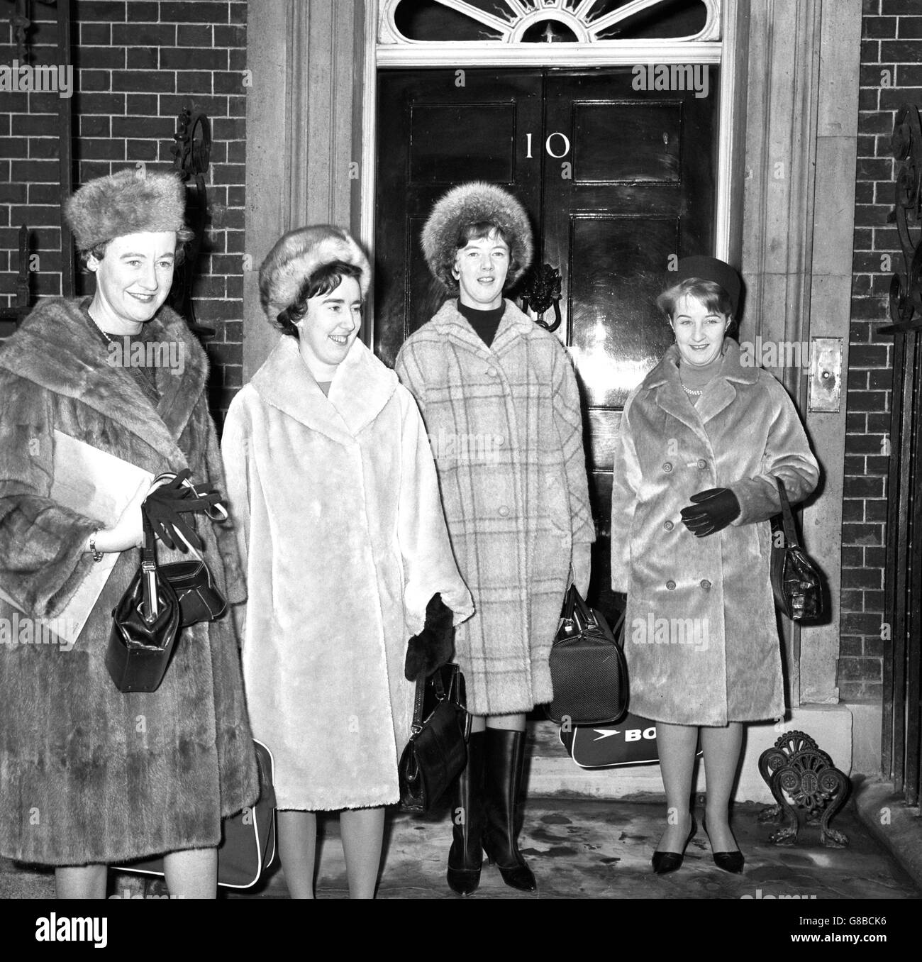 Quattro segretari lasciano 10 Downing Street a Londra. Accompagnarono Harold Wilson durante la sua visita a Mosca. Foto Stock