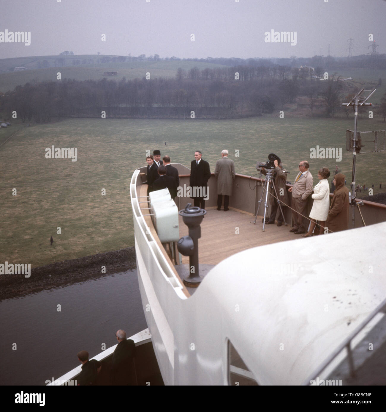 Trasporti - Queen Elizabeth II (QEII) Primo viaggio - Fiume Clyde, Greenock, Scozia Foto Stock