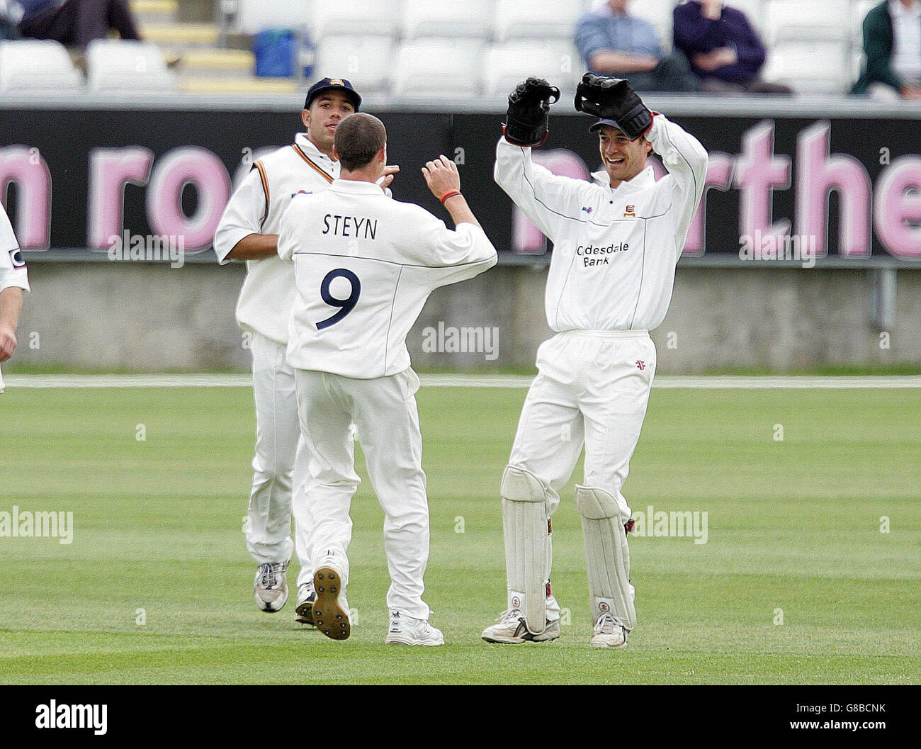 James Foster (R), il guardiano di Essex Wicket, si congratula con Bowler Dale Steyn mentre prende il wicket di Jonathan Lewis di Durham. Foto Stock