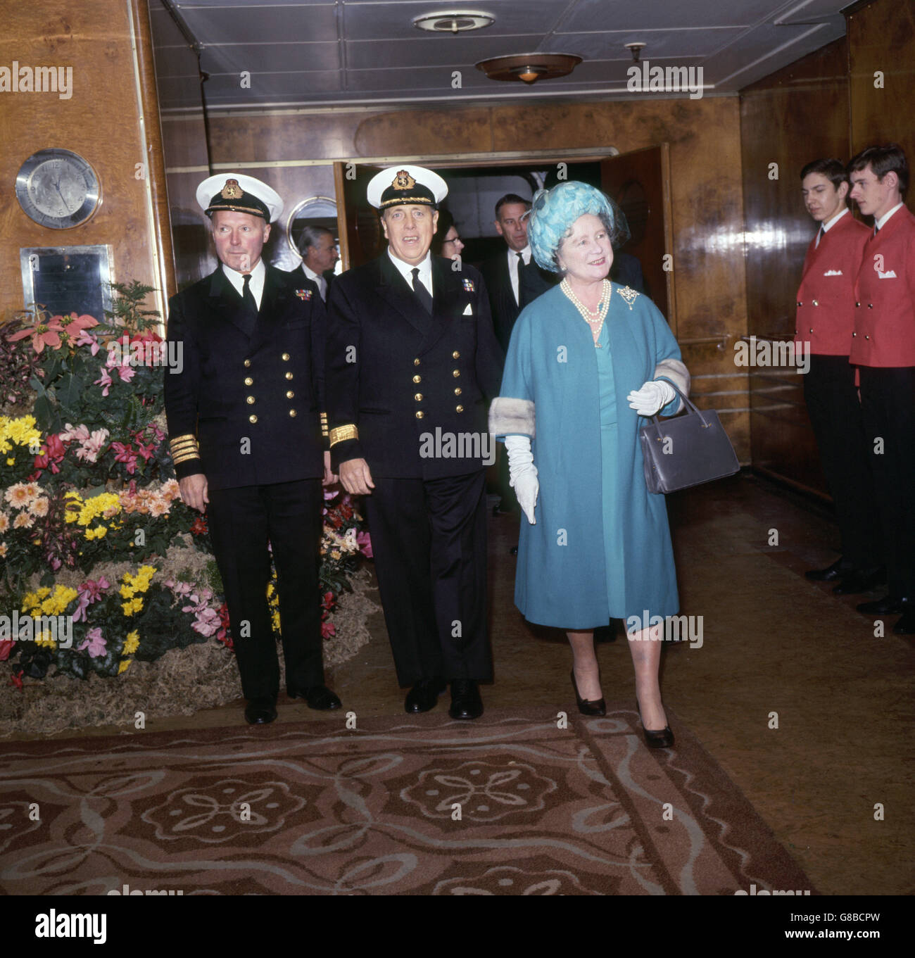 La Regina Madre con il Capitano Geoffrey Thrippleton Marr, Commodore di Cunard (c) durante la sua visita di addio alla Regina Elisabetta a Southampton. La nave sarà ritirata e ormeggiato in Florida. Foto Stock