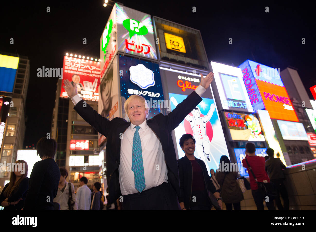 Il sindaco di Londra Boris Johnson cammina nel quartiere Dotonbori del centro di Osaka, Giappone, il primo giorno di una visita di cinque giorni nel paese. Foto Stock