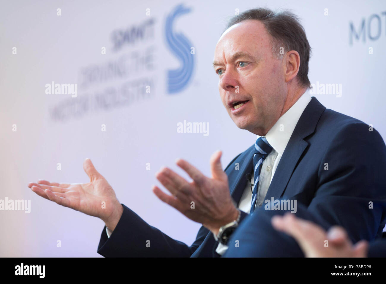 Ian Robertson, membro del consiglio di amministrazione del gruppo BMW parla alla conferenza del Summit internazionale della Società dei costruttori e dei commercianti di motori (SMMT) al Royal Institute of British Architects, Londra. Foto Stock