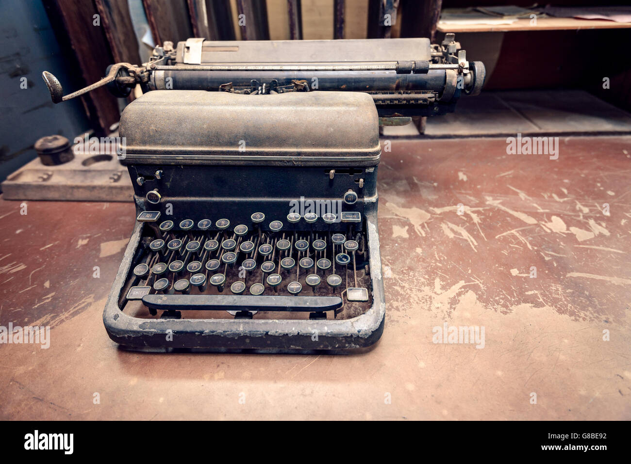 Macchina da scrivere Vintage collocato sulla scrivania. Color-tonificante applicato Foto Stock