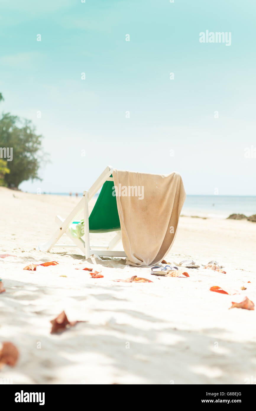 Una sedia sulla spiaggia Foto Stock