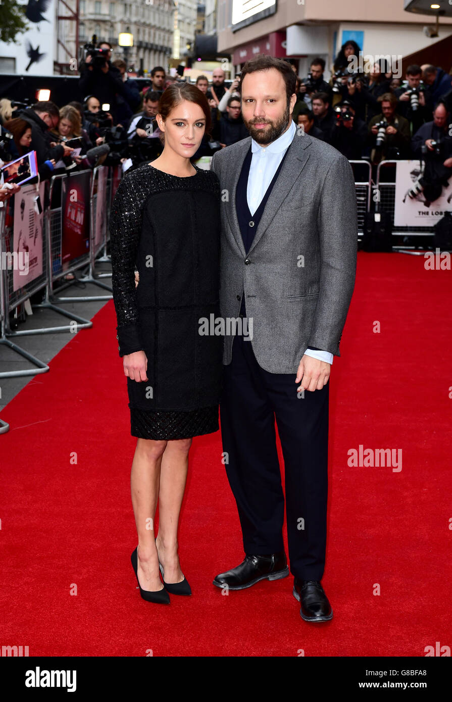 Ariane Labed e il produttore Yorgos Lanthimos hanno partecipato alla proiezione ufficiale dell'aragosta durante il 59° BFI London Film Festival al Vue West End, Leicester Square, Londra. PREMERE ASSOCIAZIONE foto. Data foto: Martedì 13 ottobre, 2015. Il credito fotografico deve essere: Ian West/PA Wire Foto Stock