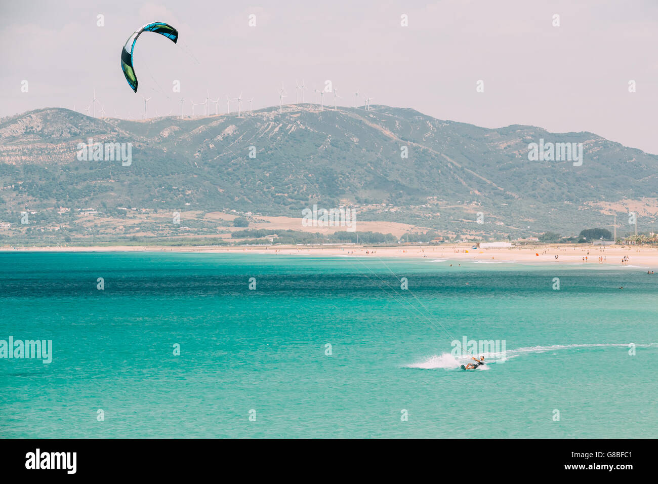 Tarifa, Spagna - 21 Giugno 2015: Kitesurf a Tarifa, Spagna. Tarifa è più popolari luoghi in Spagna per il kitesurf. Foto Stock