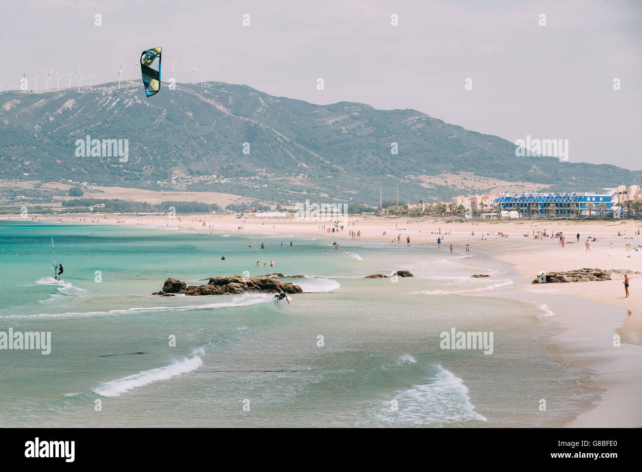 Tarifa, Spagna - 21 Giugno 2015: Kitesurf a Tarifa, Spagna. Tarifa è più popolari luoghi in Spagna per il kitesurf. Foto Stock